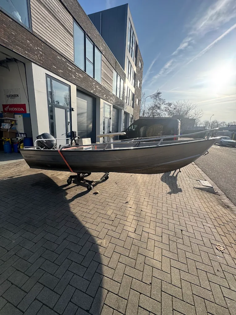 Jacht uit het water gehesen met bootlift